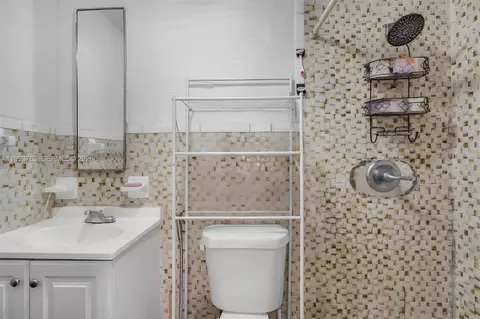 Bath - 667 E 20th St, Hialeah, FL 33013 photo 2 of 3