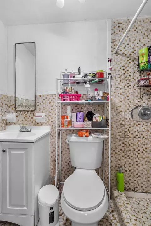 Bath - 667 E 20th St, Hialeah, FL 33013 photo 3 of 3