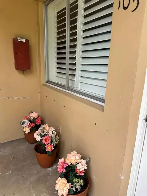 411 S Crescent Dr #105, Hollywood, FL 33021