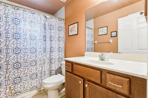 Bath - 14170 SE 4th St, Williston, FL 32696 photo 4 of 6