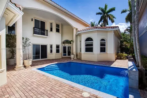 920 Captiva Dr, Hollywood, FL 33019