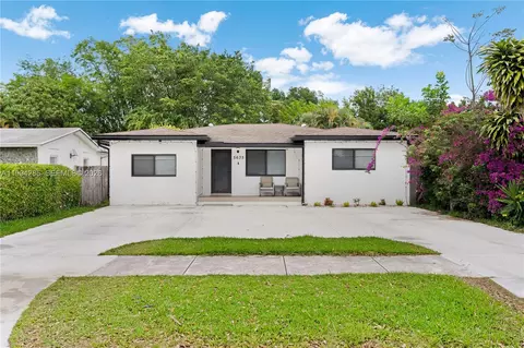 5635 Pierce St, Hollywood, FL 33021