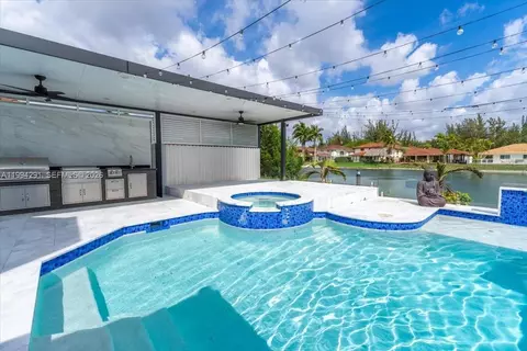15763 SW 43rd St, Miami, FL 33185