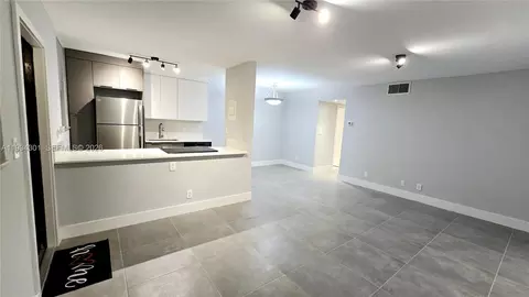1811 Jefferson St #202, Hollywood, FL 33020