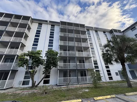 16950 W Dixie Hwy #127, North Miami Beach, FL 33160