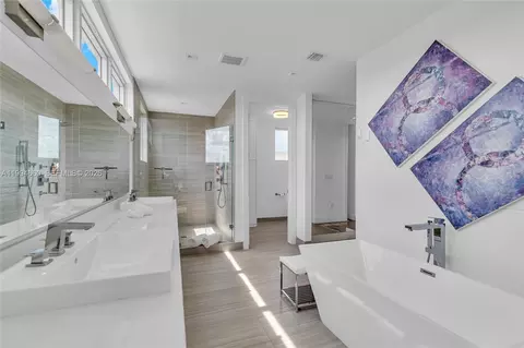 Bath - 16631 Sunset Way, Weston, FL 33326 photo 6 of 7