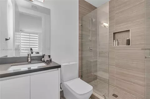 Bath - 16631 Sunset Way, Weston, FL 33326 photo 4 of 7