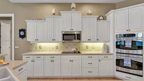 Kitchen - 237 Mclean Pt, Winter Haven, FL 33884 photo 4 of 9