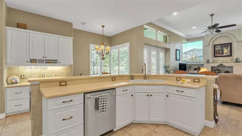 Kitchen - 237 Mclean Pt, Winter Haven, FL 33884 photo 7 of 9
