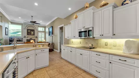 Kitchen - 237 Mclean Pt, Winter Haven, FL 33884 photo 8 of 9