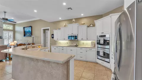 Kitchen - 237 Mclean Pt, Winter Haven, FL 33884 photo 2 of 9