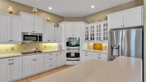 Kitchen - 237 Mclean Pt, Winter Haven, FL 33884 photo 3 of 9
