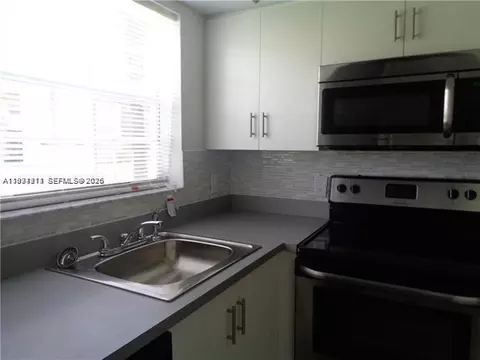 Kitchen - 800 Cypress Park Way #J1, Pompano Beach, FL 33064 photo 1 of 1