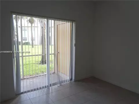 Living - 800 Cypress Park Way #J1, Pompano Beach, FL 33064 photo 2 of 3