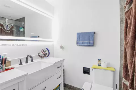 Bath - 2330 W 6th Ct, Hialeah, FL 33010 photo 2 of 5