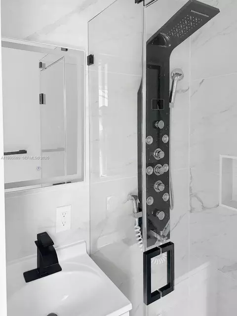 Bath - 2330 W 6th Ct, Hialeah, FL 33010 photo 4 of 5