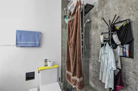 Bath - 2330 W 6th Ct, Hialeah, FL 33010 photo 3 of 5