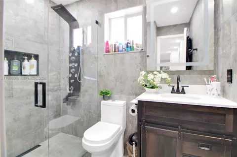Bath - 2330 W 6th Ct, Hialeah, FL 33010 photo 1 of 5