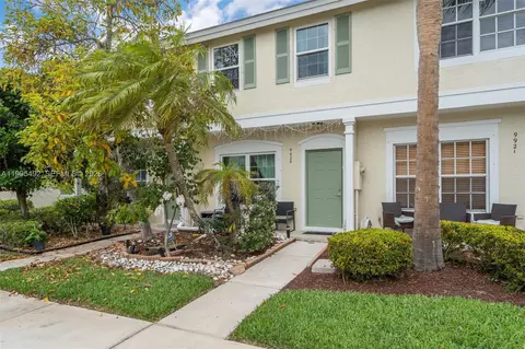9925 NW 57th Mnr, Coral Springs, FL 33076