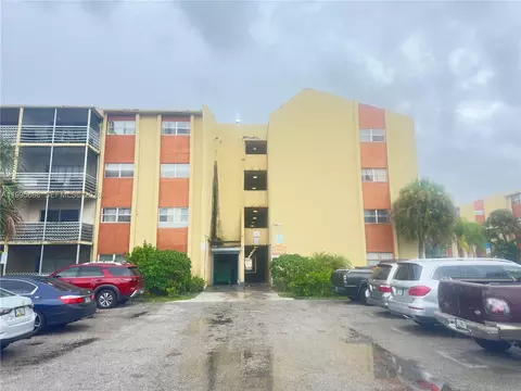 3600 NW 21st St #309, Lauderdale Lakes, FL 33311
