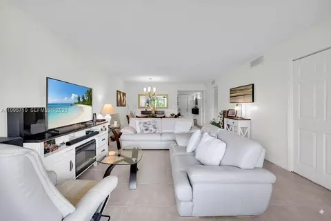 3301 S Palm Aire Dr #106, Pompano Beach, FL 33069