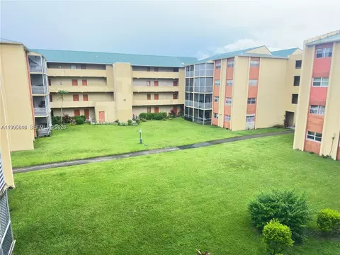 3700 NW 21st St #401, Lauderdale Lakes, FL 33311