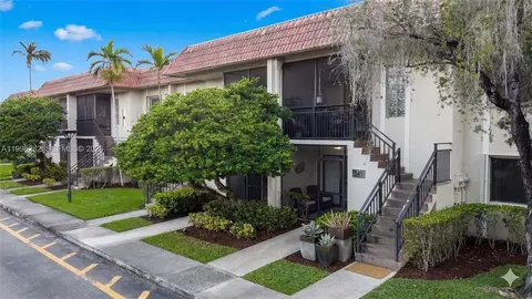 310 Lakeview Dr #105, Weston, FL 33326