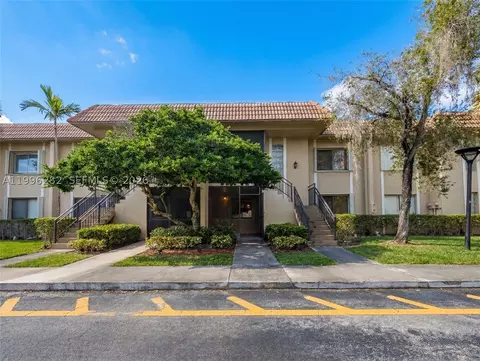 310 Lakeview Dr #105, Weston, FL 33326