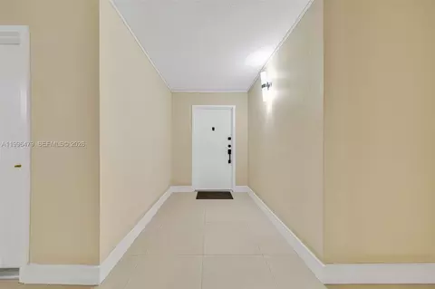 9360 Fontainebleau Blvd #208, Miami, FL 33172