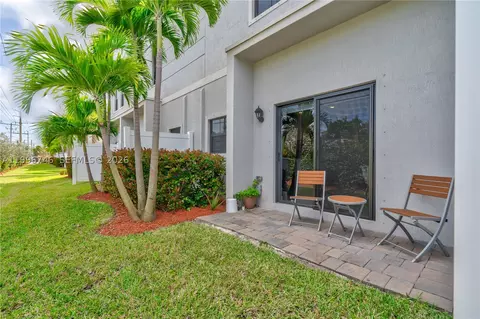 Exterior - 848 NW 3rd Ter, Pompano Beach, FL 33060 photo 3 of 5