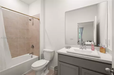 Bath - 848 NW 3rd Ter, Pompano Beach, FL 33060 photo 3 of 3