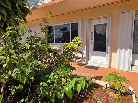 820 SW 11th Ave #5B, Hallandale Beach, FL 33009