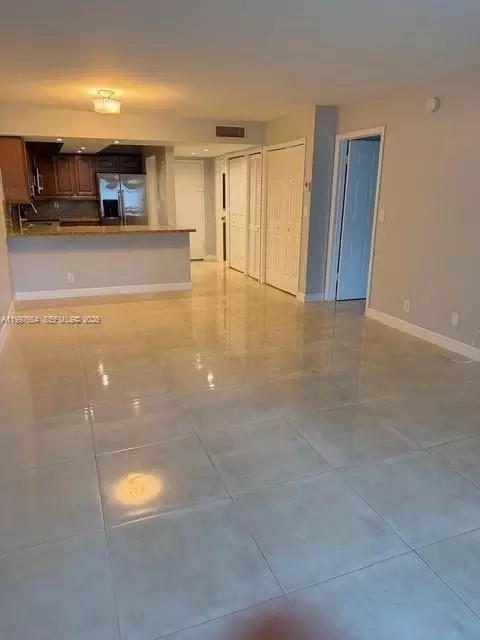 100 Lakeview Dr #115, Weston, FL 33326