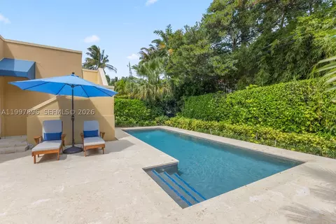 Exterior - 685 Harbor Ln, Key Biscayne, FL 33149 photo 4 of 12