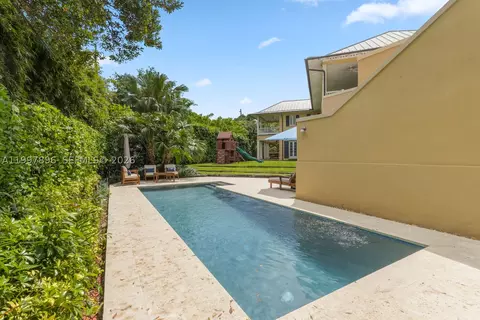 Exterior - 685 Harbor Ln, Key Biscayne, FL 33149 photo 5 of 12