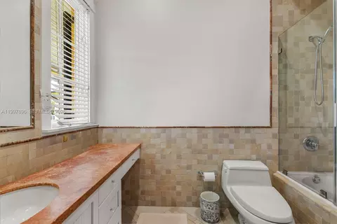 Bath - 685 Harbor Ln, Key Biscayne, FL 33149 photo 7 of 9