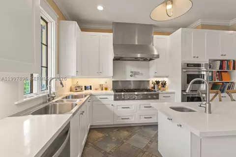 Kitchen - 685 Harbor Ln, Key Biscayne, FL 33149 photo 1 of 3