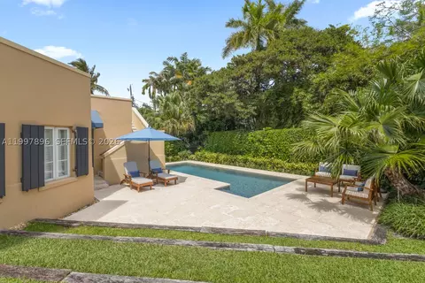 Exterior - 685 Harbor Ln, Key Biscayne, FL 33149 photo 3 of 12