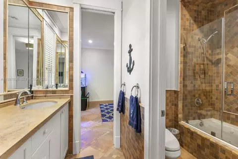 Bath - 685 Harbor Ln, Key Biscayne, FL 33149 photo 6 of 9