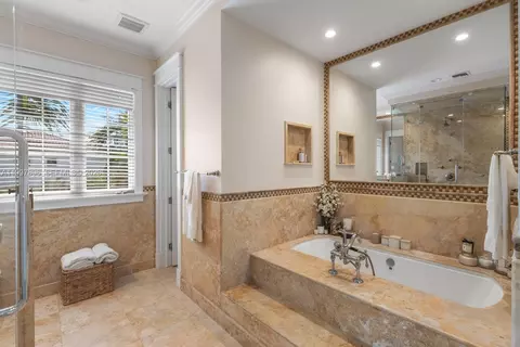 Bath - 685 Harbor Ln, Key Biscayne, FL 33149 photo 3 of 9