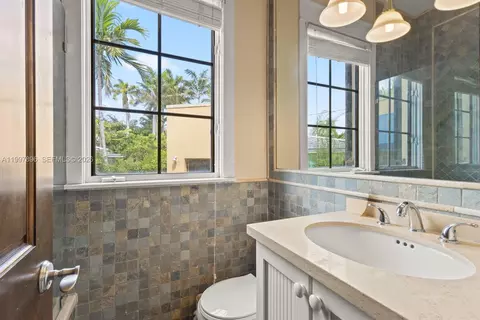 Bath - 685 Harbor Ln, Key Biscayne, FL 33149 photo 9 of 9