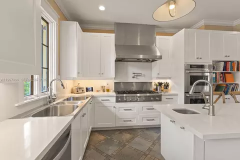 Kitchen - 685 Harbor Ln, Key Biscayne, FL 33149 photo 3 of 3