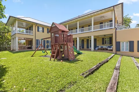 Exterior - 685 Harbor Ln, Key Biscayne, FL 33149 photo 2 of 12