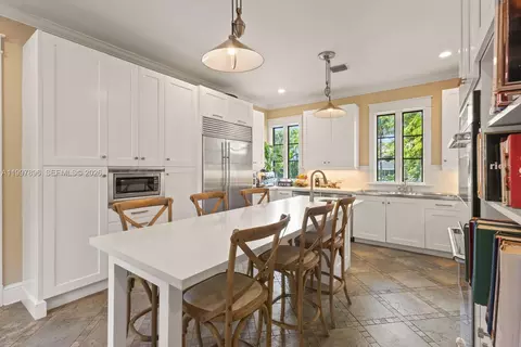 Kitchen - 685 Harbor Ln, Key Biscayne, FL 33149 photo 2 of 3