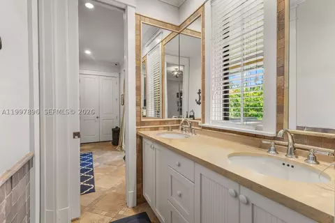 Bath - 685 Harbor Ln, Key Biscayne, FL 33149 photo 5 of 9