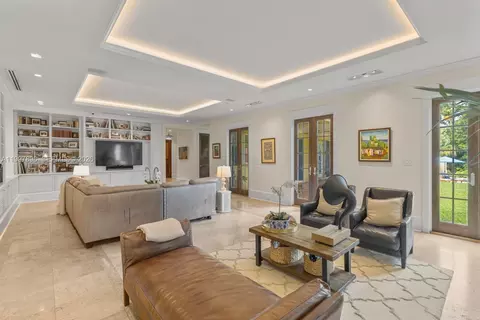 Living - 685 Harbor Ln, Key Biscayne, FL 33149 photo 3 of 4