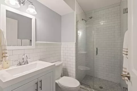 Bath - 685 Harbor Ln, Key Biscayne, FL 33149 photo 8 of 9