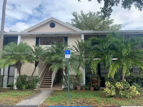 907 NE 199th St #204, Miami, FL 33179