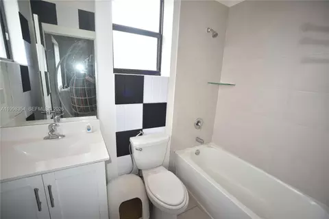 Bath - 21404 NE 3rd Path, Miami, FL 33179 photo 2 of 5