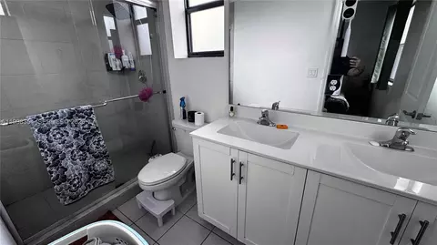 Bath - 21404 NE 3rd Path, Miami, FL 33179 photo 5 of 5